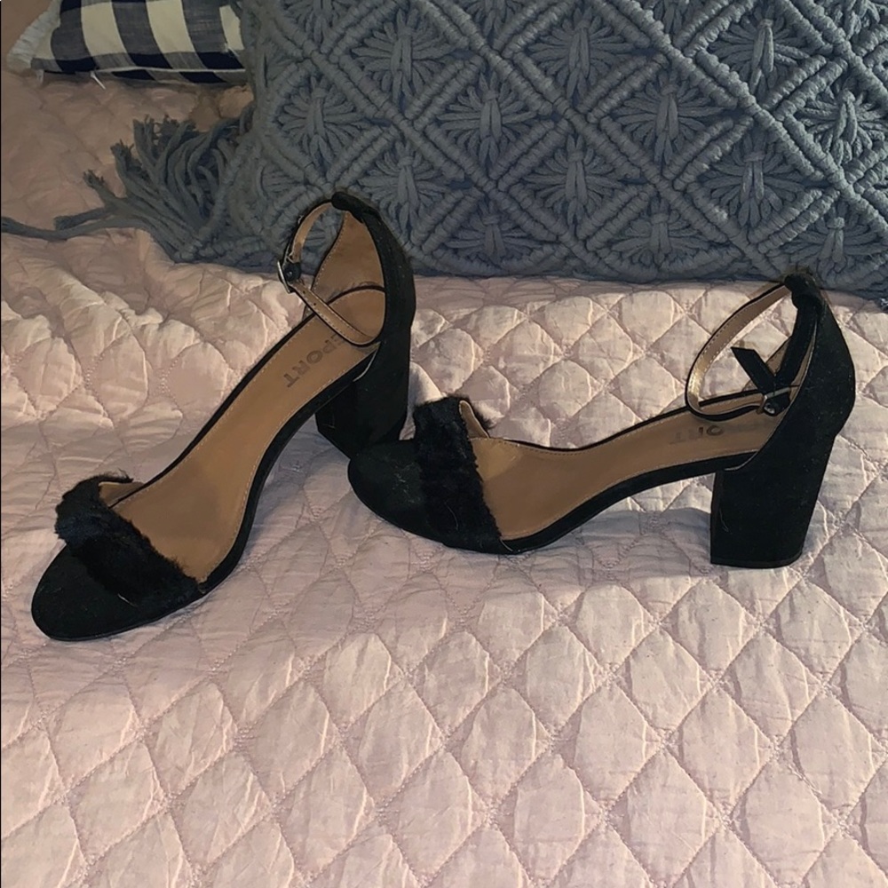 Black fur-toed heels